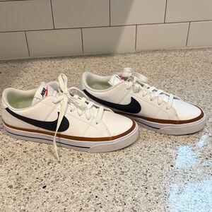 Nike Women’s White, Black, and Brown Sneakers UEC!
